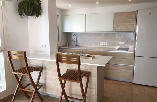 Calpe City Center Apartamento | Apartamento vacacional 'Primera línea de playa' con vistas al mar, piscina, jardín y Wi-Fi