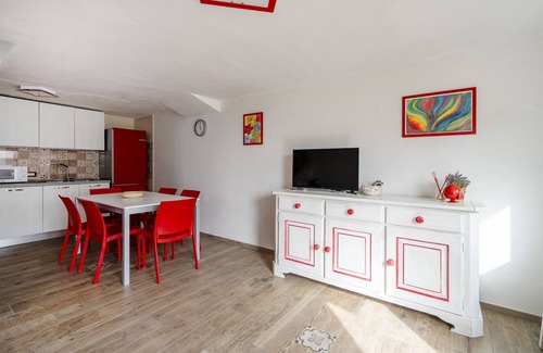 Savelletri Apartamento | Apartamento vacacional "Gufo Di Mare - Rosso" con vistas al mar, terraza privada y Wi-Fi