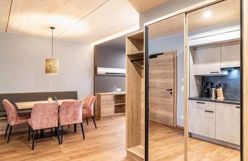 Pflach Apartamento | Apartamento vacacional "Hotel Zum Schwanen - 1" con vistas a la montaña, balcón y Wi-Fi