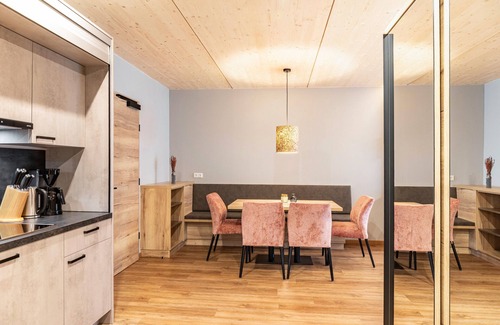 Pflach Apartamento | Apartamento vacacional "Hotel Zum Schwanen - 1" con vistas a la montaña, balcón y Wi-Fi