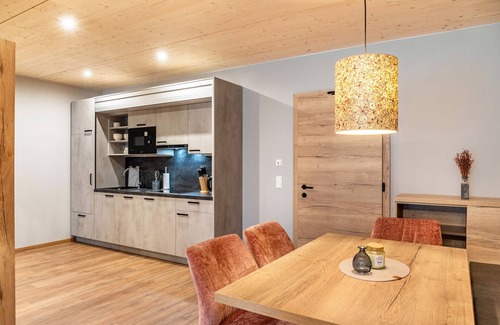 Pflach Apartamento | Apartamento vacacional "Hotel Zum Schwanen - 1" con vistas a la montaña, balcón y Wi-Fi