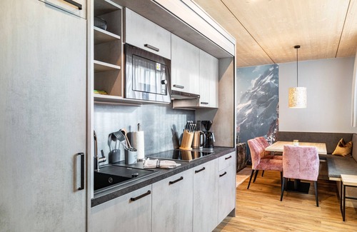 Pflach Apartamento | Apartamento vacacional "Hotel Zum Schwanen - 3" con vistas a la montaña, balcón y Wi-Fi