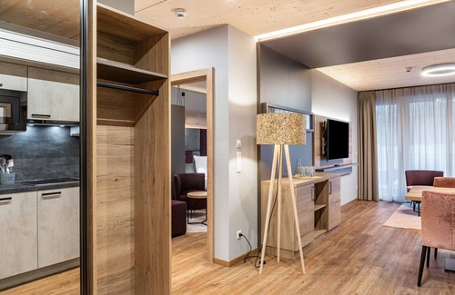 Pflach Apartamento | Apartamento vacacional "Hotel Zum Schwanen - 5" con vistas a la montaña, terraza compartida y Wi-Fi