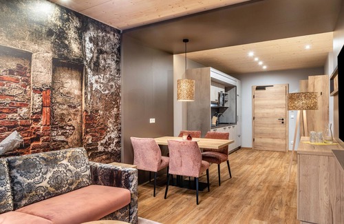 Pflach Apartamento | Apartamento vacacional "Hotel Zum Schwanen - 5" con vistas a la montaña, terraza compartida y Wi-Fi