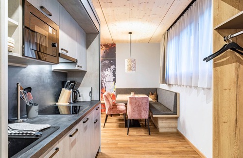 Pflach Apartamento | Apartamento vacacional "Hotel Zum Schwanen - 6" con vistas a la montaña, terraza compartida y Wi-Fi