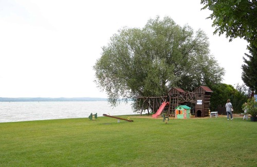 Balatonoszod Apartamento | Holiday apartment right on the water with internet access and washing machine