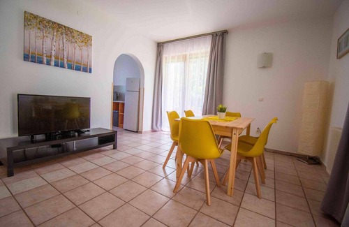 Balatonlelle Apartamento | Apartamento vacacional 250 metros de la playa.