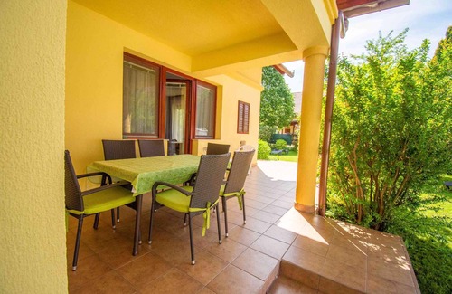 Balatonlelle Apartamento | Apartamento vacacional 250 metros de la playa.
