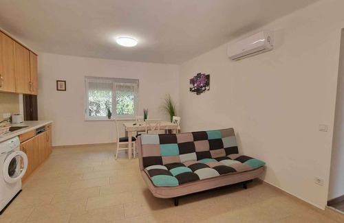 Balatonlelle Apartamento | Apartamento vacacional renovado en 2021 con aire acondicionado y wifi