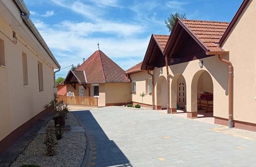 Balatonlelle Apartamento | Apartamento vacacional renovado en 2021 con aire acondicionado y wifi