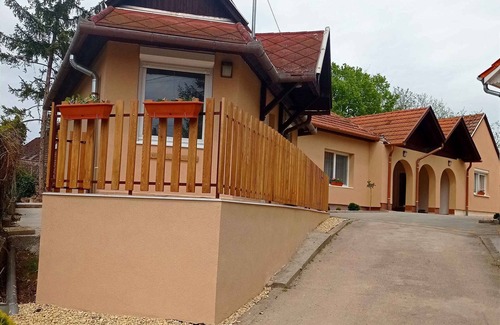 Balatonlelle Apartamento | Apartamento vacacional renovado en 2021 con aire acondicionado y wifi
