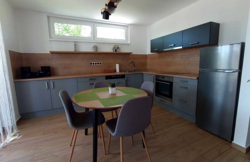 Balatonlelle Apartamento | Apartamento vacacional amueblado con buen gusto cerca del lago Balaton