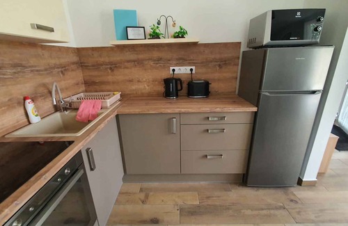 Balatonlelle Apartamento | Apartamento vacacional Elegantemente amueblado con aire acondicionado.