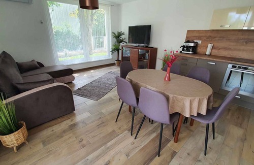 Balatonlelle Apartamento | Apartamento vacacional Elegantemente amueblado con aire acondicionado.
