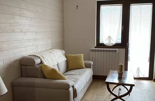 Angolo Terme Apartamento | Apartamento vacacional 'Colle Vareno con vista' con vista a la montaña, terraza y balcón