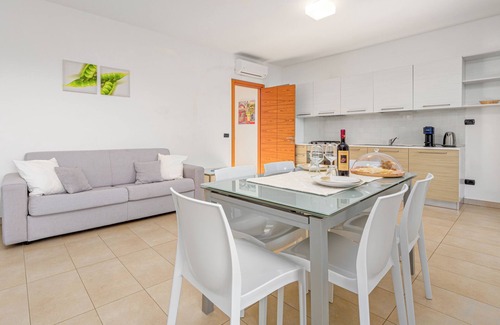 Golfo Aranci Apartamento | Apartamento vacacional "Villa Marconi 5" con vistas al mar, terraza cubierta y amplio jardín
