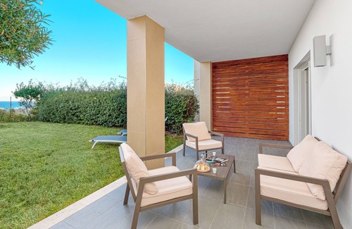 Golfo Aranci Apartamento | Apartamento vacacional "Villa Marconi 5" con vistas al mar, terraza cubierta y amplio jardín