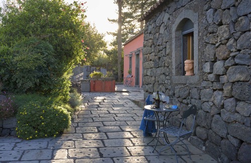 Linguaglossa Apartamento | Apartamento vacacional con jardín y piscina exterior