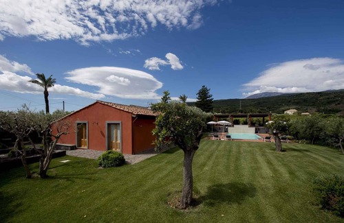 Linguaglossa Apartamento | Apartamento vacacional con jardín y piscina exterior