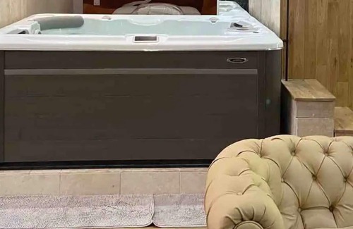 Chamalieres Apartamento | Holiday Apartment "Loft Avec Jaccuzi Et Grand Ecran" with Balcony, Shared Terrace & Wi-Fi