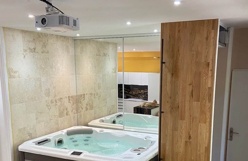 Chamalieres Apartamento | Holiday Apartment "Loft Avec Jaccuzi Et Grand Ecran" with Balcony, Shared Terrace & Wi-Fi