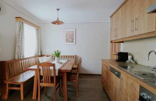 Großklein Apartamento | Apartamento vacacional "Mühlbauerhof Erdgeschoss" con vistas a la montaña, terraza privada y Wi-Fi