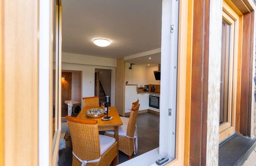 Schonach im Schwarzwald Apartamento | Apartamento vacacional 'Maisonette-Ferienwohnung' con vistas a la montaña, jardín comunitario y Wi-Fi