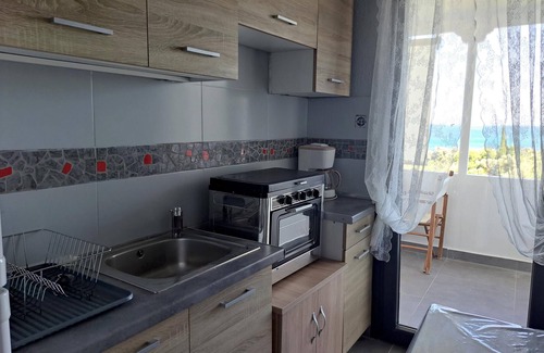 Kompi Apartamento | Apartamento sobre la hermosa playa de Peroulia, Wifi | Messinia, Peloponeso