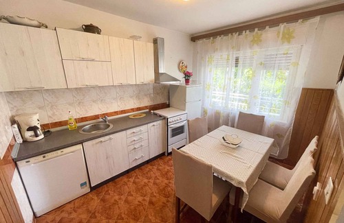 Jadranovo Apartamento | Apartamento vacacional con un balcón grande