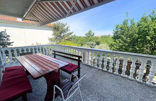 Jadranovo Apartamento | Apartamento vacacional con un balcón grande