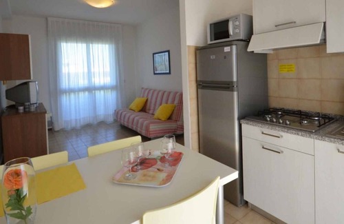 Bibione Apartamento | Apartamento vacacional con un balcón cubierto