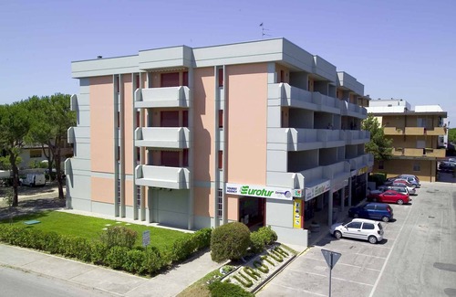 Bibione Apartamento | Apartamento vacacional con un balcón cubierto