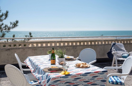 Bibione Apartamento | Apartamento vacacional Con solarium y chimenea exterior.
