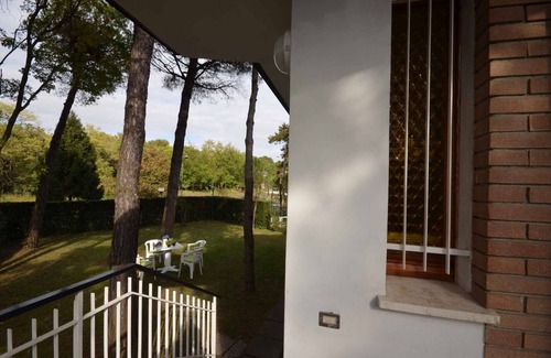 Lignano Pineta Apartamento | Apartamento vacacional con jardín privado, incluido paquete de playa