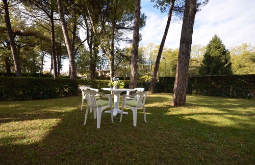 Lignano Pineta Apartamento | Apartamento vacacional con jardín privado, incluido paquete de playa