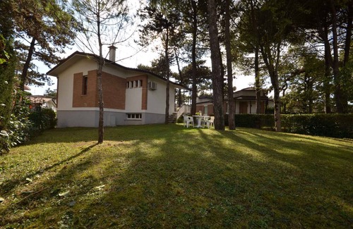 Lignano Pineta Apartamento | Apartamento vacacional con jardín privado, incluido paquete de playa