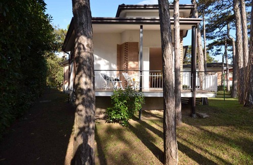 Lignano Pineta Apartamento | Apartamento vacacional con garaje privado que incluye paquete de playa