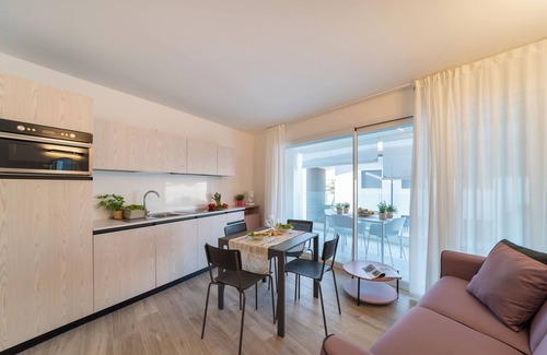 Lignano Sabbiadoro Apartamento | Apartamento vacacional con lugar de playa y aire acondicionado