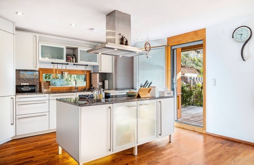 Thuringen Apartamento | Apartamento vacacional 'Nearby' con vistas a la montaña, terraza privada y Wi-Fi