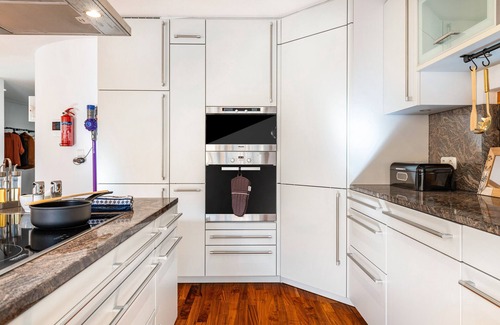 Thuringen Apartamento | Apartamento vacacional 'Nearby' con vistas a la montaña, terraza privada y Wi-Fi