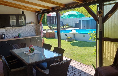 Kolkwitz Apartamento | Apartamento 'In Spreewaldnähe' con piscina compartida, terraza compartida y Wi-Fi