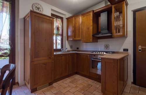 Montioni Apartamento | Apartamento vacacional cerca del centro con piscina, aire acondicionado, parking