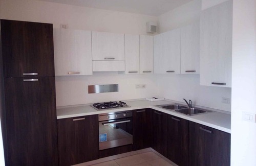Bolognano-Vignole Apartamento | Apartamento vacacional Cerca del lago, con balcón y estacionamiento.