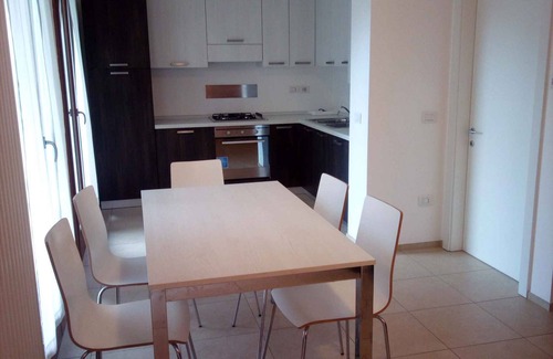 Bolognano-Vignole Apartamento | Apartamento vacacional Cerca del lago, con balcón y estacionamiento.
