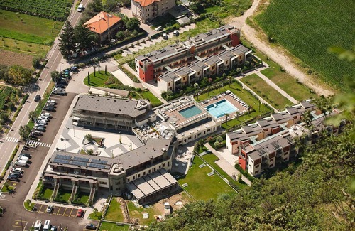 Bolognano-Vignole Apartamento | Apartamento vacacional Cerca del lago, con balcón y estacionamiento.