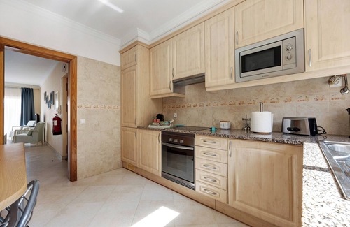 Portimao Apartamento | Apartamento vacacional "Palmeiras Reais 110" con vistas a la montaña y Wi-Fi