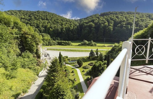 Bad Urach Apartamento | Holiday Apartment 'Romance in the Castle' with Mountain View, Private Garden and Wi-Fi
