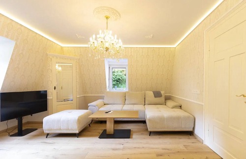 Bad Urach Apartamento | Holiday Apartment 'Romance in the Castle' with Mountain View, Private Garden and Wi-Fi