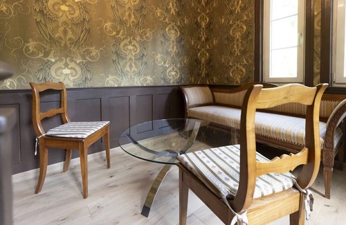 Bad Urach Apartamento | Holiday Apartment 'Romance in the Castle' with Mountain View, Private Garden and Wi-Fi