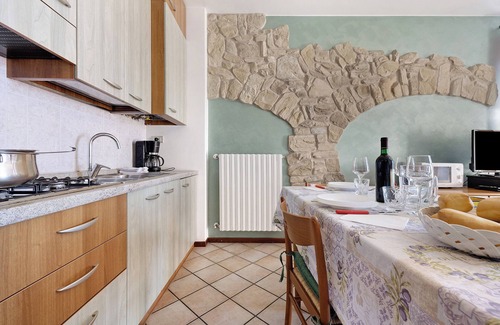 Oldesio Apartamento | Apartamento vacacional 'Rustico Spagnol 3' con vistas al lago, piscina y Wi-Fi